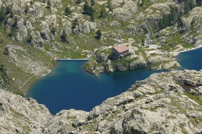 Le Refuge de Valmasque au bord du Lac Vert