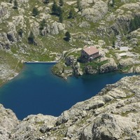 Le Refuge de Valmasque au bord du Lac Vert