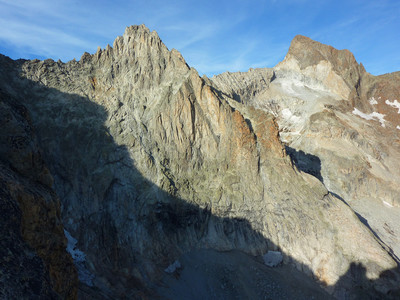 Aiguille Orientale du Soreiller : Face SW et Tours, au fond le Plaret