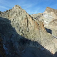 Aiguille Orientale du Soreiller : Face SW et Tours, au fond le Plaret