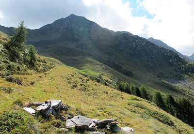 la Punta del Cerech, vista dal costone occidentale della Cima Querciada. la Punta del Cerech, vista dal costone occidentale della Cima Querciada.