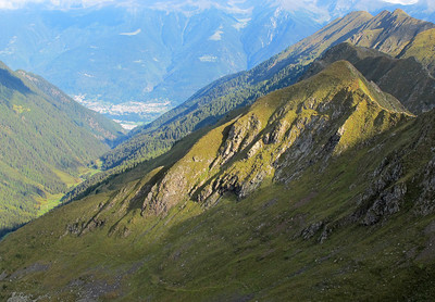 la Punta del Cerech, vista dalla quota 2466 m. la Punta del Cerech, vista dalla quota 2466 m.