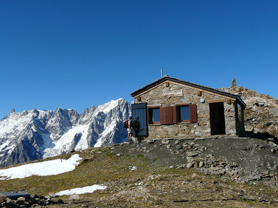 Le "bivouac" Luigi Pascal et les Grandes Jorasses en arrière plan Le "bivouac" Luigi Pascal et les Grandes Jorasses en arrière plan