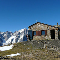 Le "bivouac" Luigi Pascal et les Grandes Jorasses en arrière plan