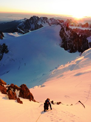 montée au col du mont maudit, sous le levé du soleil