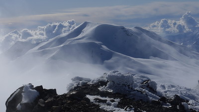 Le volcan Nevado par delà les fumerolles du cratère sommital du volcan Nuevo (Chili)