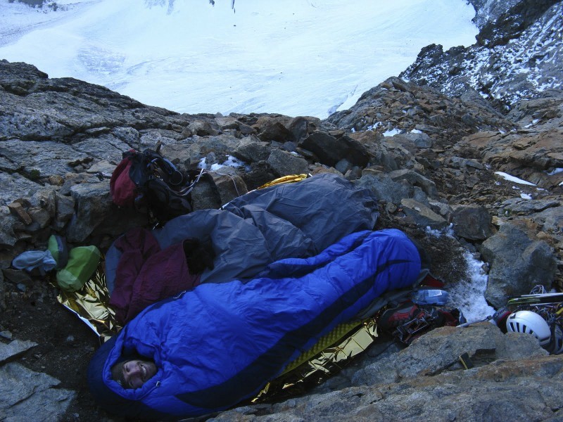 Au bivouac sur l'arête de Coste rouge. Il y a de la place, mais faut pas trop bouge quand même !