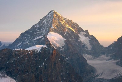Dent Blanche depuis la Dent d'Hérens Dent Blanche depuis la Dent d'Hérens