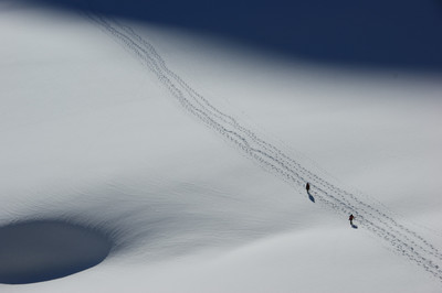 Cordée marchant vers le piz Roseg