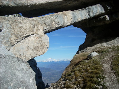Le Mont-Blanc à travers l'Arche Double de la Tour Isabelle (Tour Percée) Le Mont-Blanc à travers l'Arche Double de la Tour Isabelle (Tour Percée)