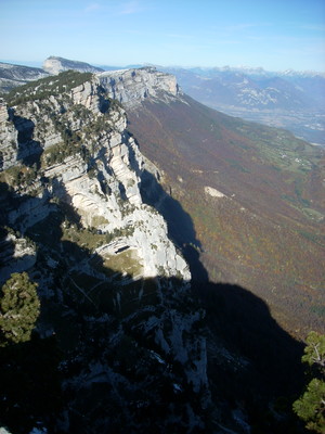 La Tour Isabelle au milieu des falaises orientales de l'Aulp du Seuil La Tour Isabelle au milieu des falaises orientales de l'Aulp du Seuil