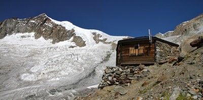 Mittelalestchbiwak devant l'Aletschhorn Mittelalestchbiwak devant l'Aletschhorn