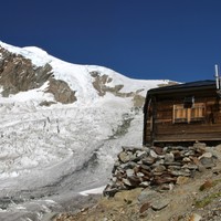Mittelalestchbiwak devant l'Aletschhorn