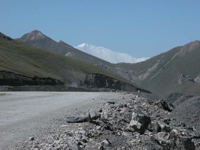 Au loin le Pic Lénine domine, depuis le col communiquant avec l'immense vallée d'Alay Au loin le Pic Lénine domine, depuis le col communiquant avec l'immense vallée d'Alay