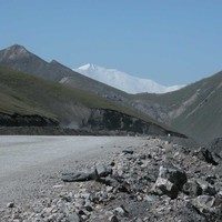 Au loin le Pic Lénine domine, depuis le col communiquant avec l'immense vallée d'Alay