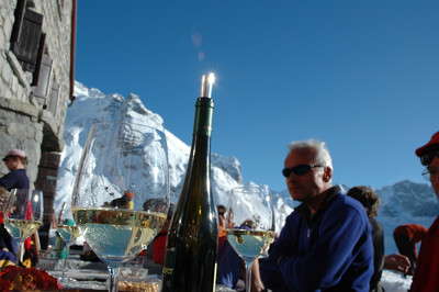 Santé! Après la course, le reconfort à la cabane Forno