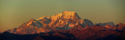 Le Mont Blanc au coucher du soleil depuis le col de la Madeleine Le Mont Blanc au coucher du soleil depuis le col de la Madeleine