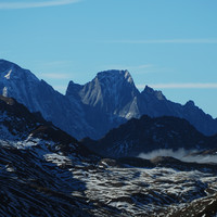 Nebbie al Septimerpass 2310 m con i giganti di granito della Bondasca