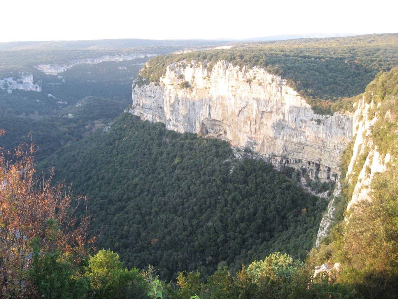 Rayon de soleil sur les falaises des gorges de l'Ardèche.