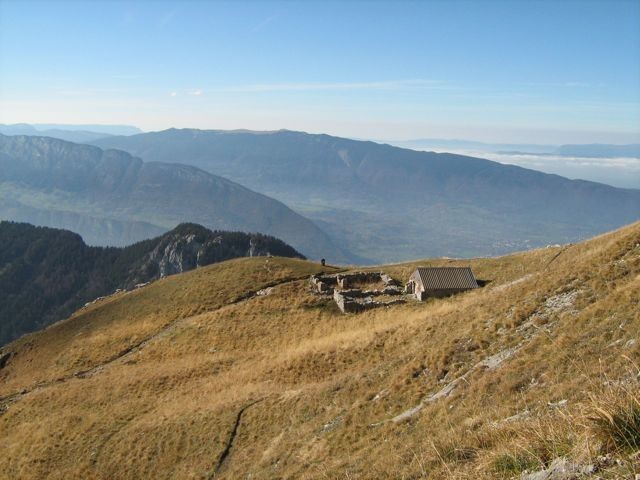 On laisse la ruine à droite et on remonte les pentes à gauche