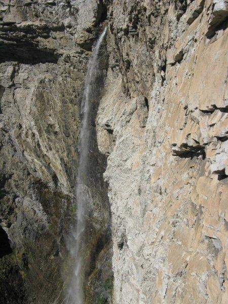 la cascade juste à côté de la voie