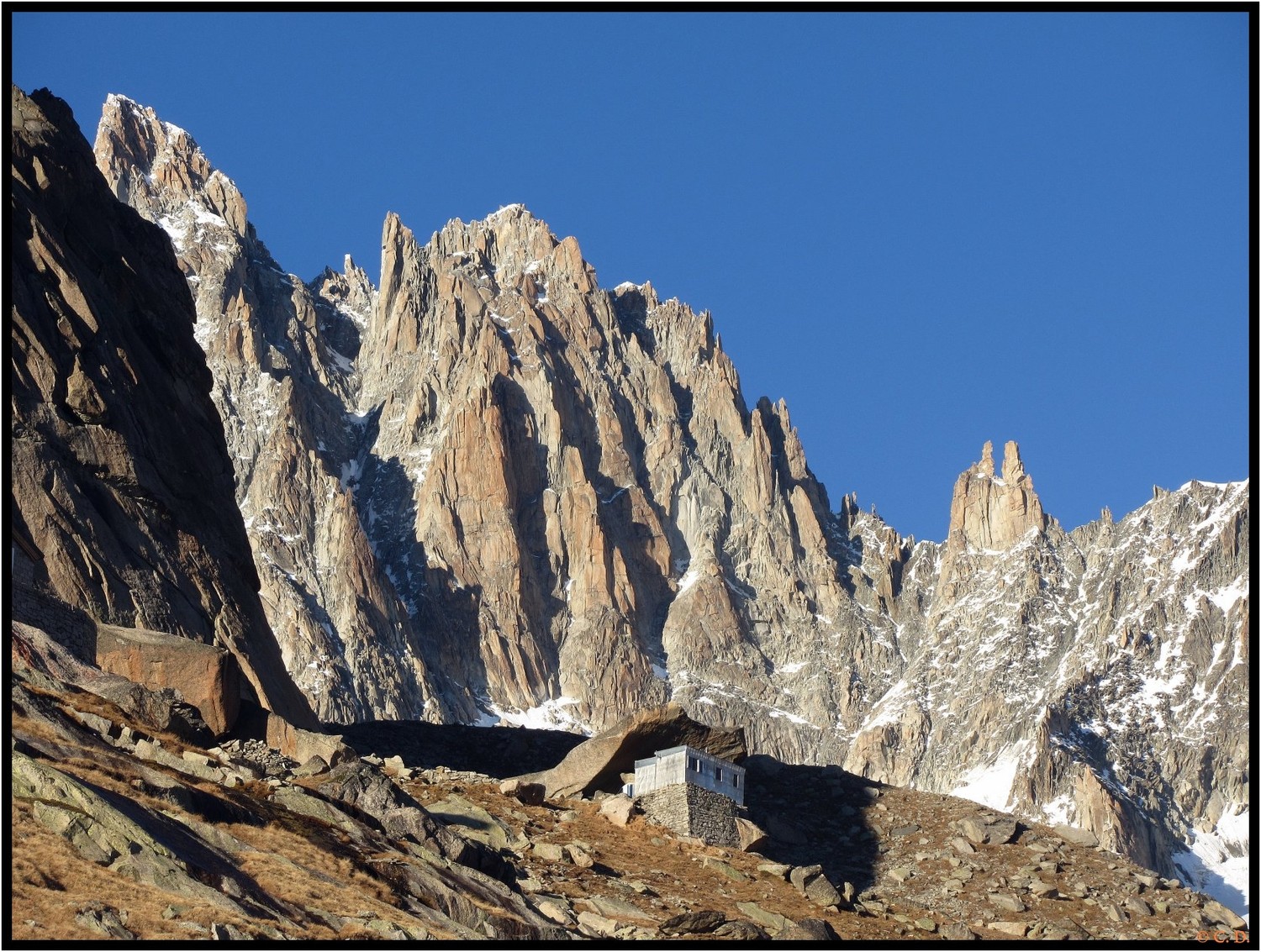 16h, le refuge est en vue, avec la Grande Rocheuse, le col Armand Charlet, l'Aiguille du Jardin et les clochetons du col de l'Aiguille Verte