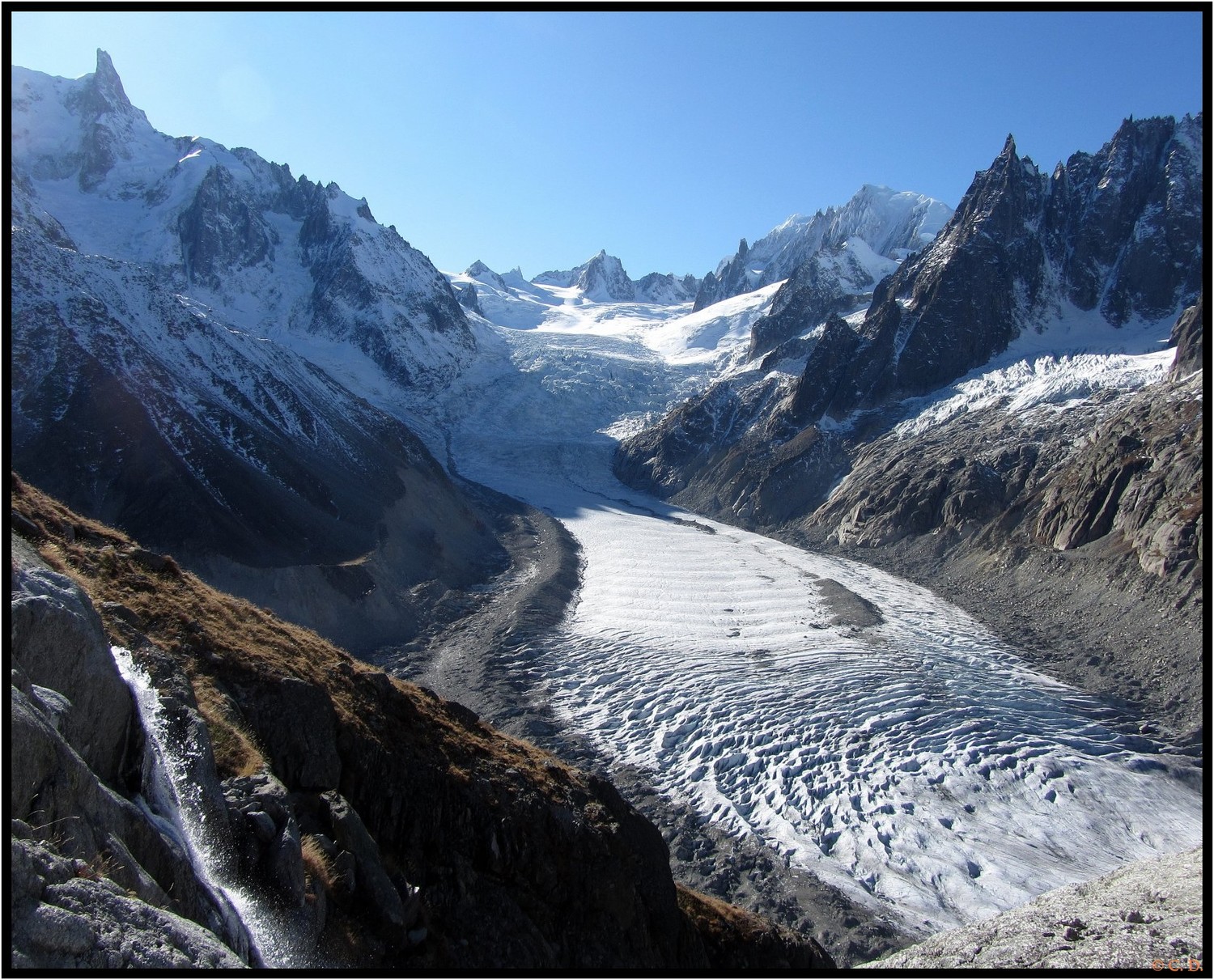 un petit torrent pas simple à franchir (glace sur les rochers)