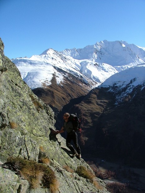 Petit passage rocheux en montant vers le glacier de Gruettaz sur fond de Grand Golliat