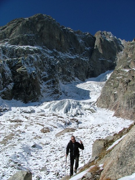 On quitte le glacier de Gruettaz pour aller au bivouac Comino