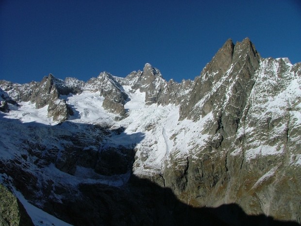 Aiguille de Savoie, pointe Isabelle, aiguille de Triolet, aiguilles Rouges de Triolet, refuge Dalmazzi au pied des aiguilles Rouges - limite de neige