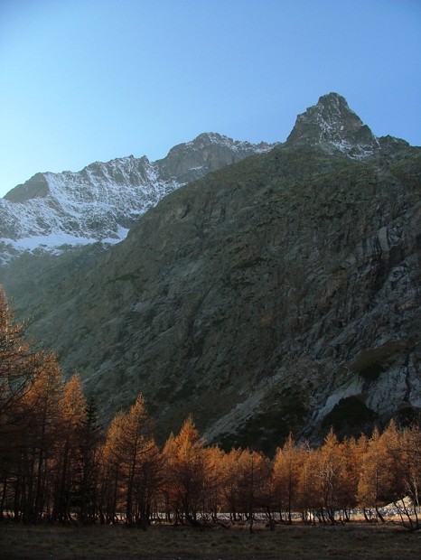 le bivouac Comino se situe au pied (lilite neige) du mont Vert de Gruettaz, notre boucle a contourné tout l'ensemble rocheux