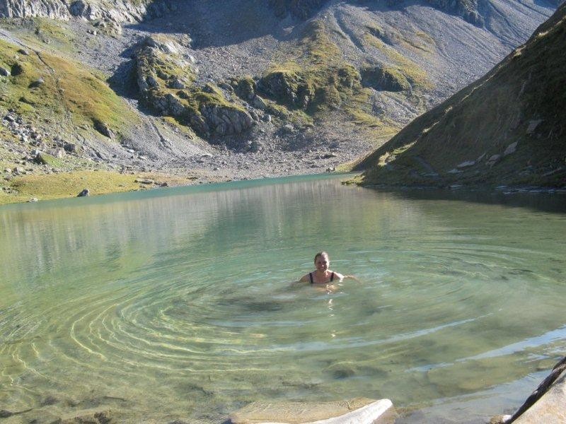 Clise qui ne résiste pas au plouf dans le lac d'amour
