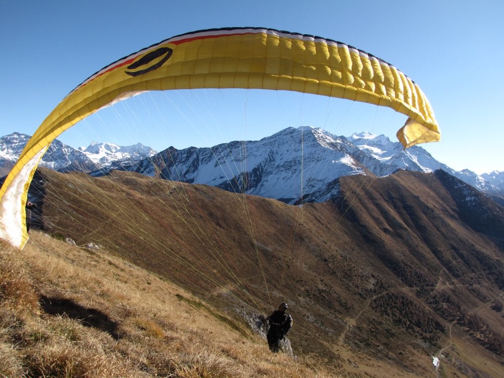 Tomas décolle du Six blanc, derrière, le Rogneux