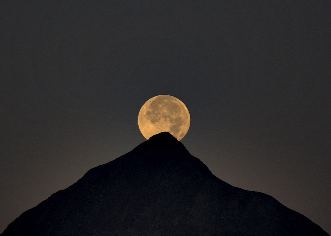 lune percée par le Charvin