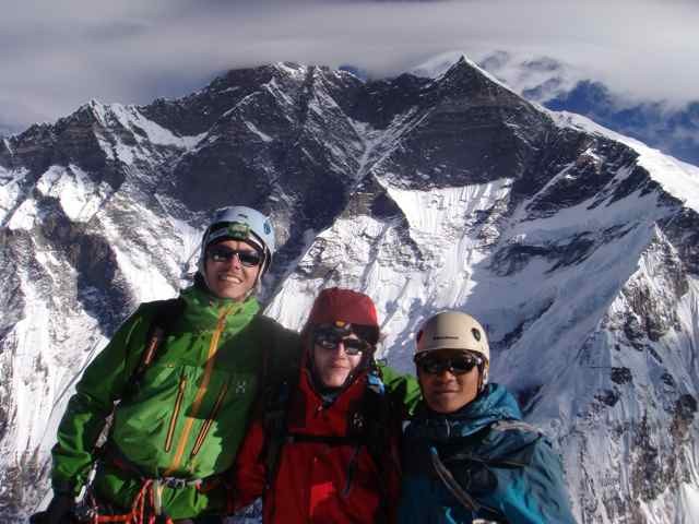 au sommet avec notre guide Nima Tenji Sherpa (5 fois le sommet de l'everest... entre autres) ,on voit le Lothse derrière en fond