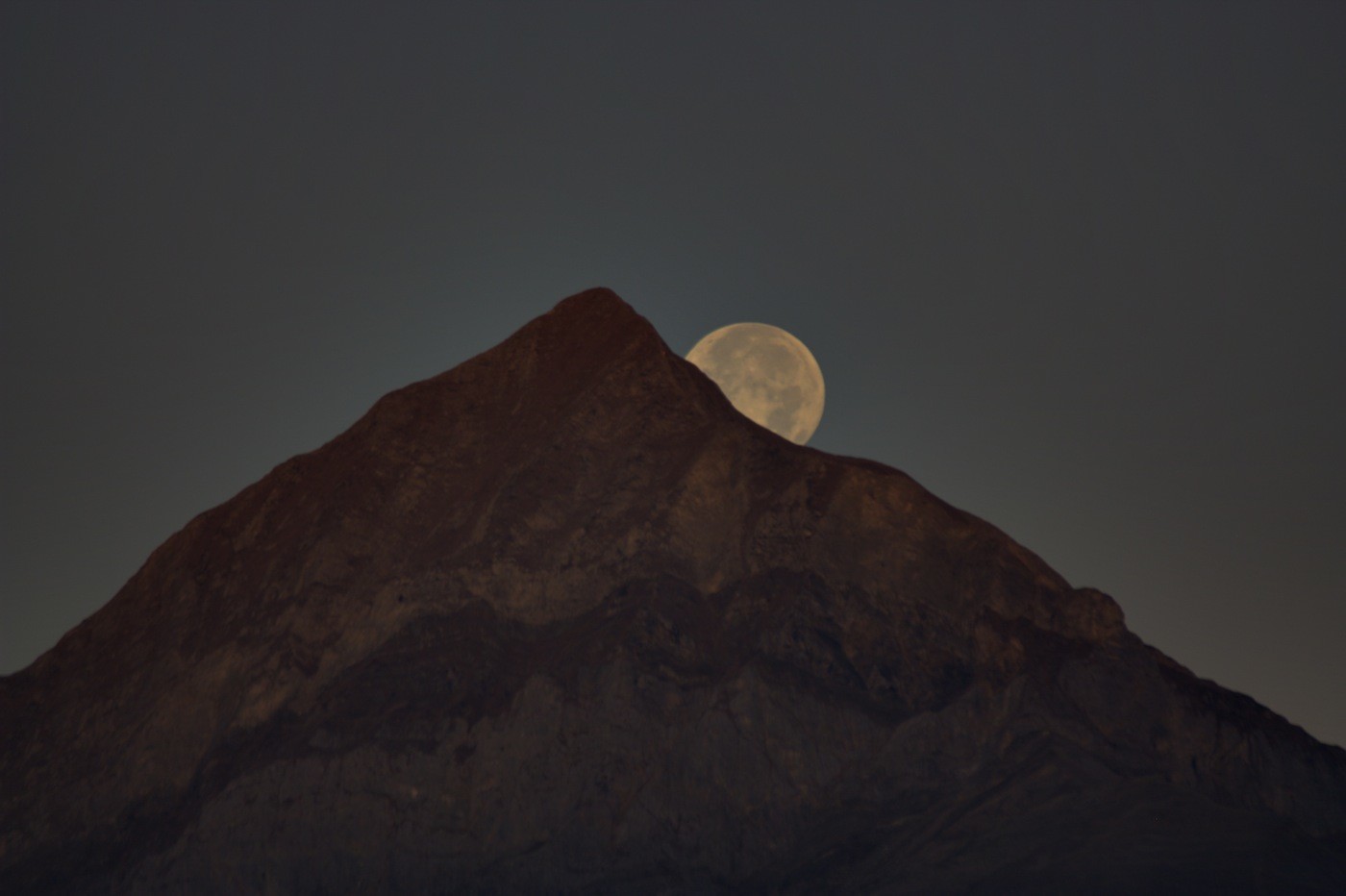 la lune percée tombe