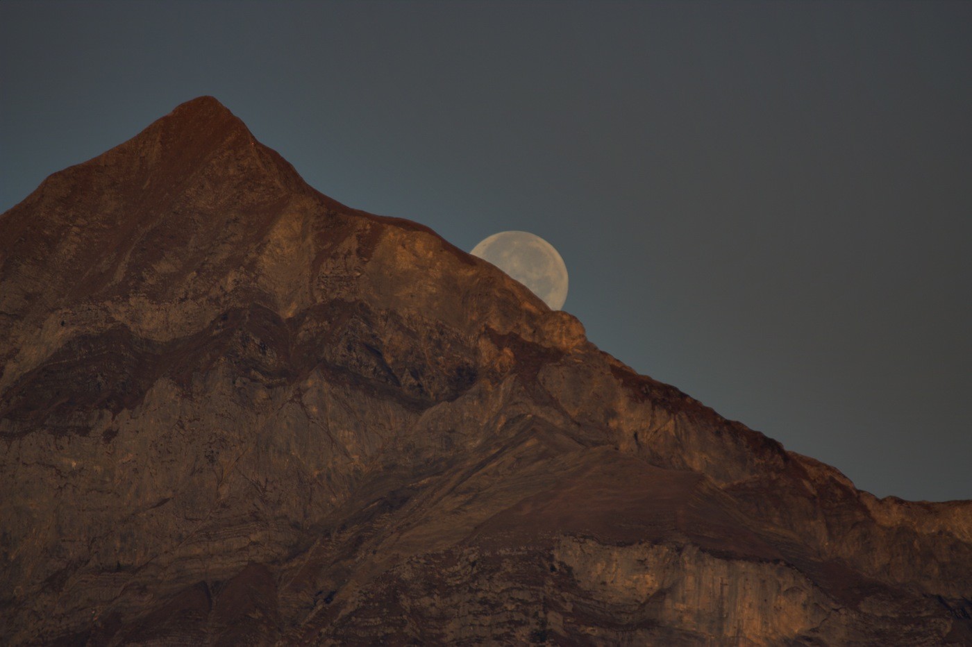 la lune percée continue à tomber
