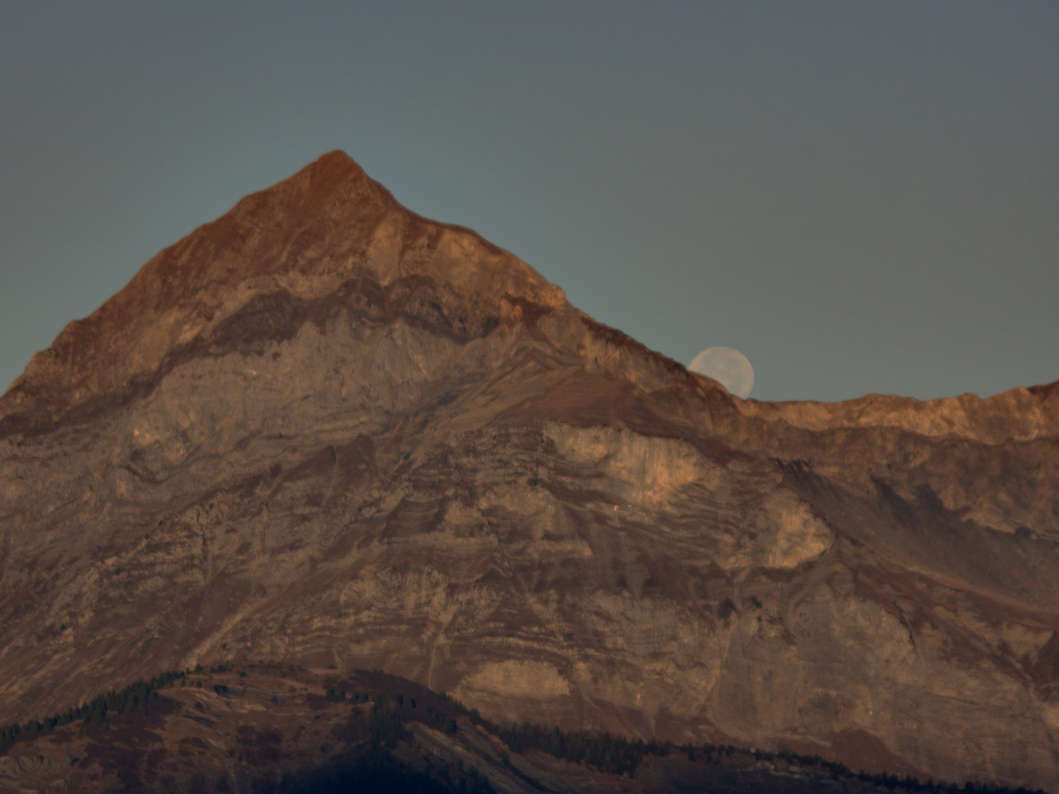 la lune percée est arrivée en bas