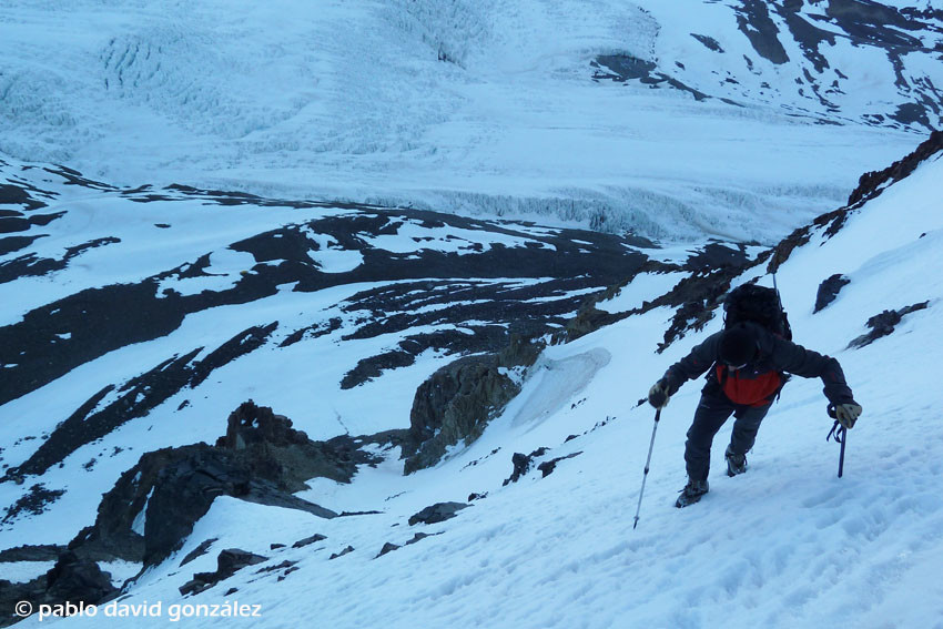Escalando el canal de nieve