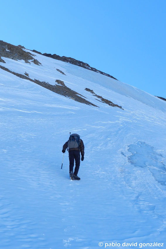 Bordeando el glaciar Oeste