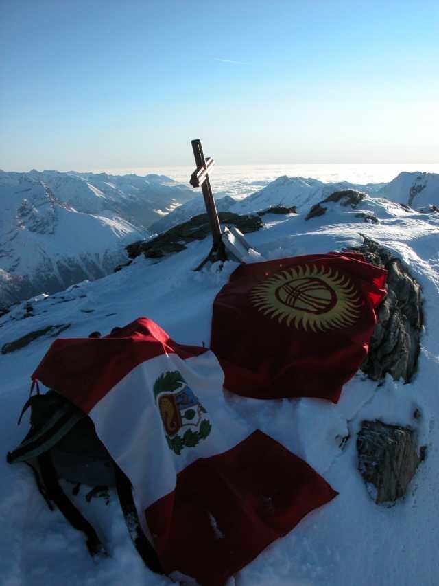 Dos banderas en la cumbre