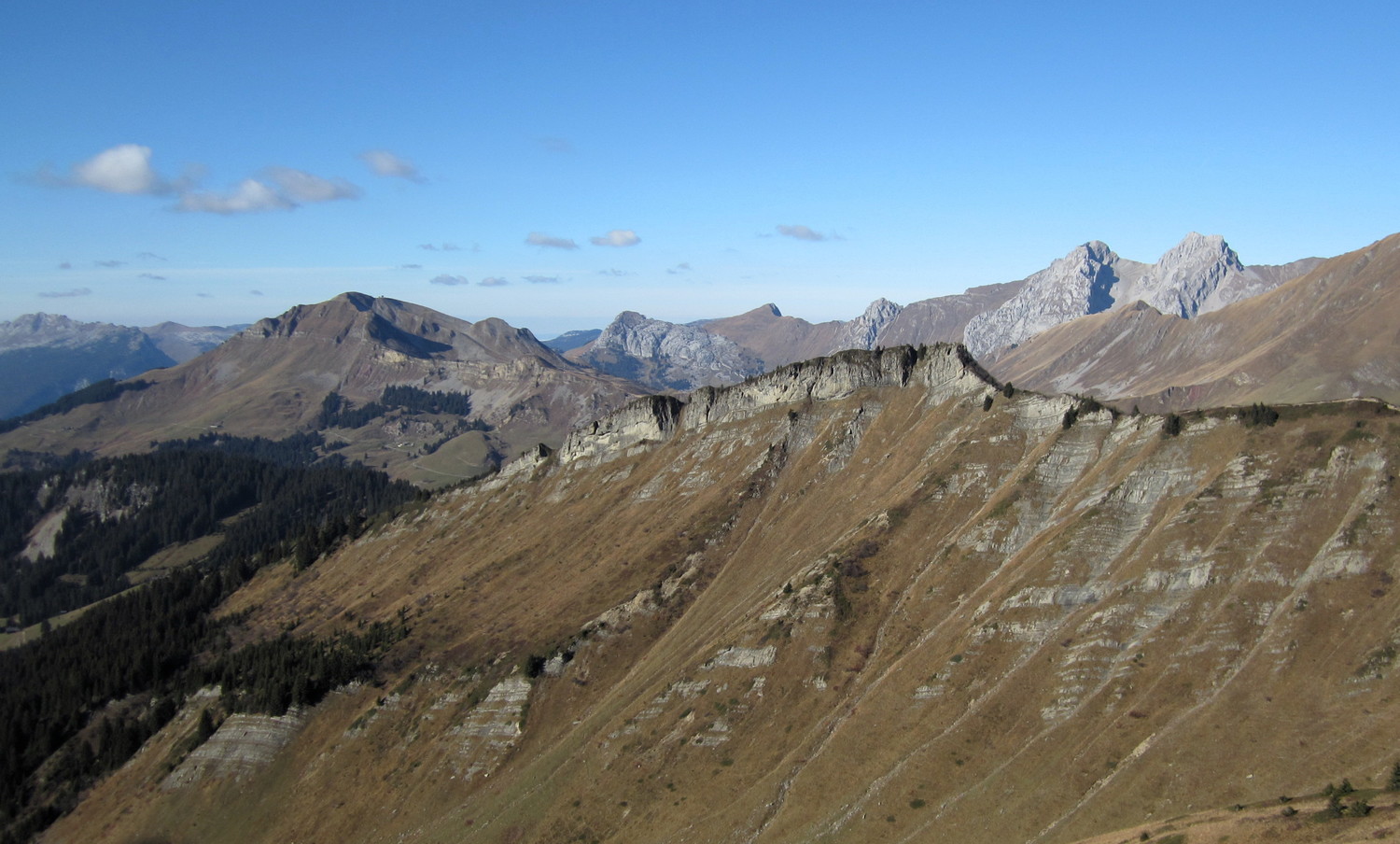 Jallouvre et Pointe Blanche au fond à droite