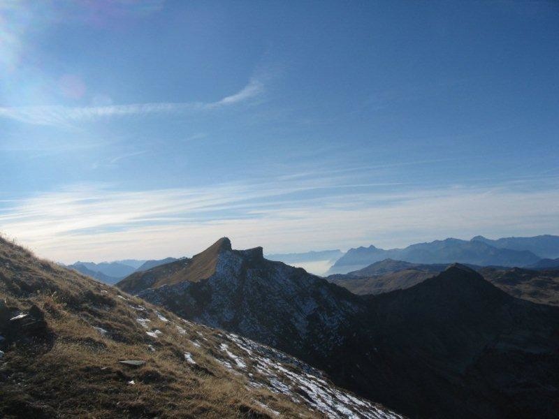 on voit bien les aiguilles croches d'ou on vient et la chatreuse au loin!