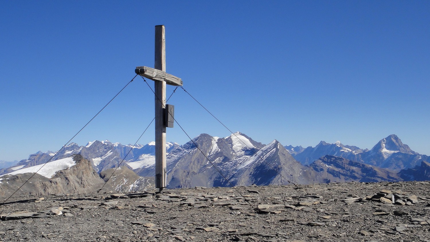 Au sommet et regard en direction du Balmhorn et Bietschorn