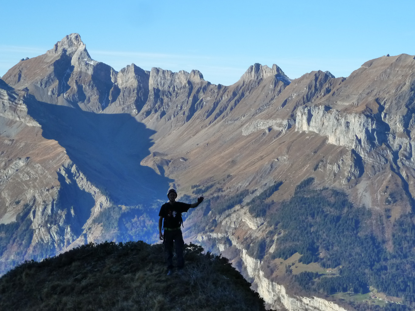 Arrivée sous le pilier SW sur fond de Tours d'Areu et Pointe Percée.