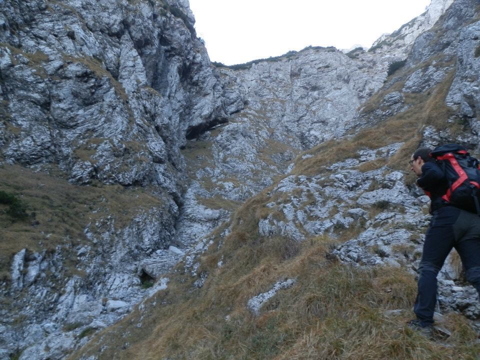 La parte finale del canale: un budello con salto che difficilmente si riempie con la neve