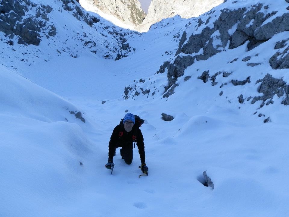 Quasi in cresta, alle spalle l'itinerario per la discesa invernale