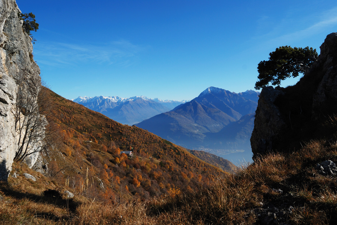 Lungo il sentiero della direttissima al Monte grona vista sul Monte Legnone