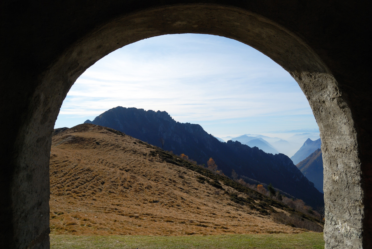 Il Monte Grona 1736 m dalla chiesetta di S. Amate 1623 m
