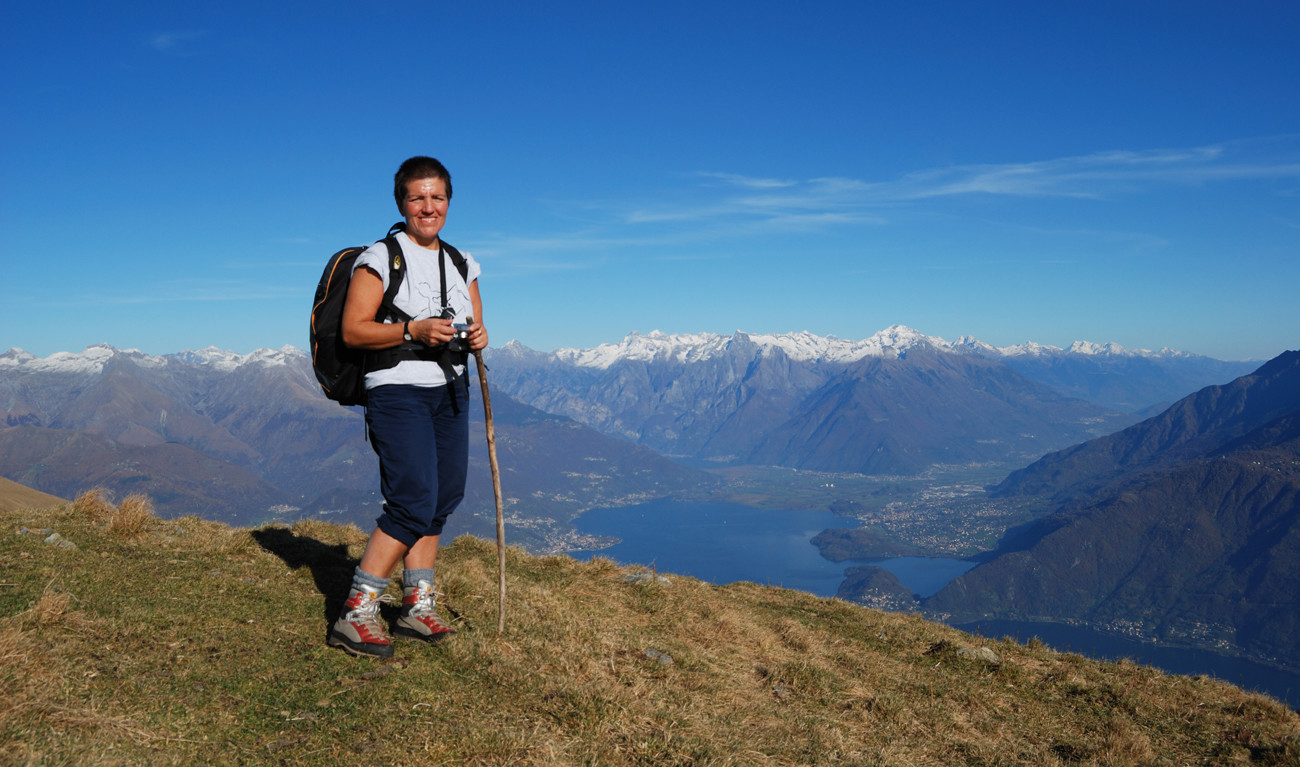 Giulia sulla cima del Bregagnino 1905 m con vista sulle montagne della bassa Valtellina